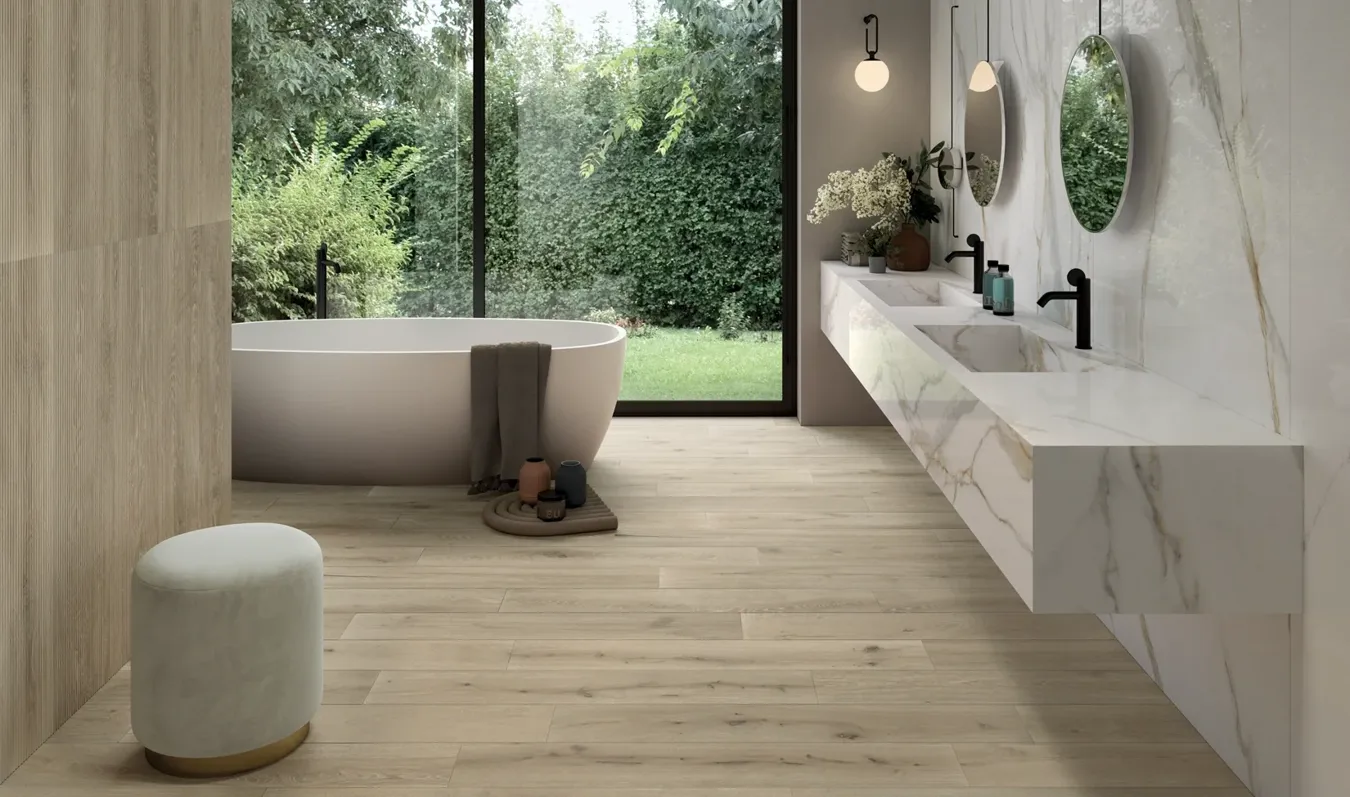 Дизайнерская ванная комната с керамогранитом под дерево на полу и под мрамор на тумбе.