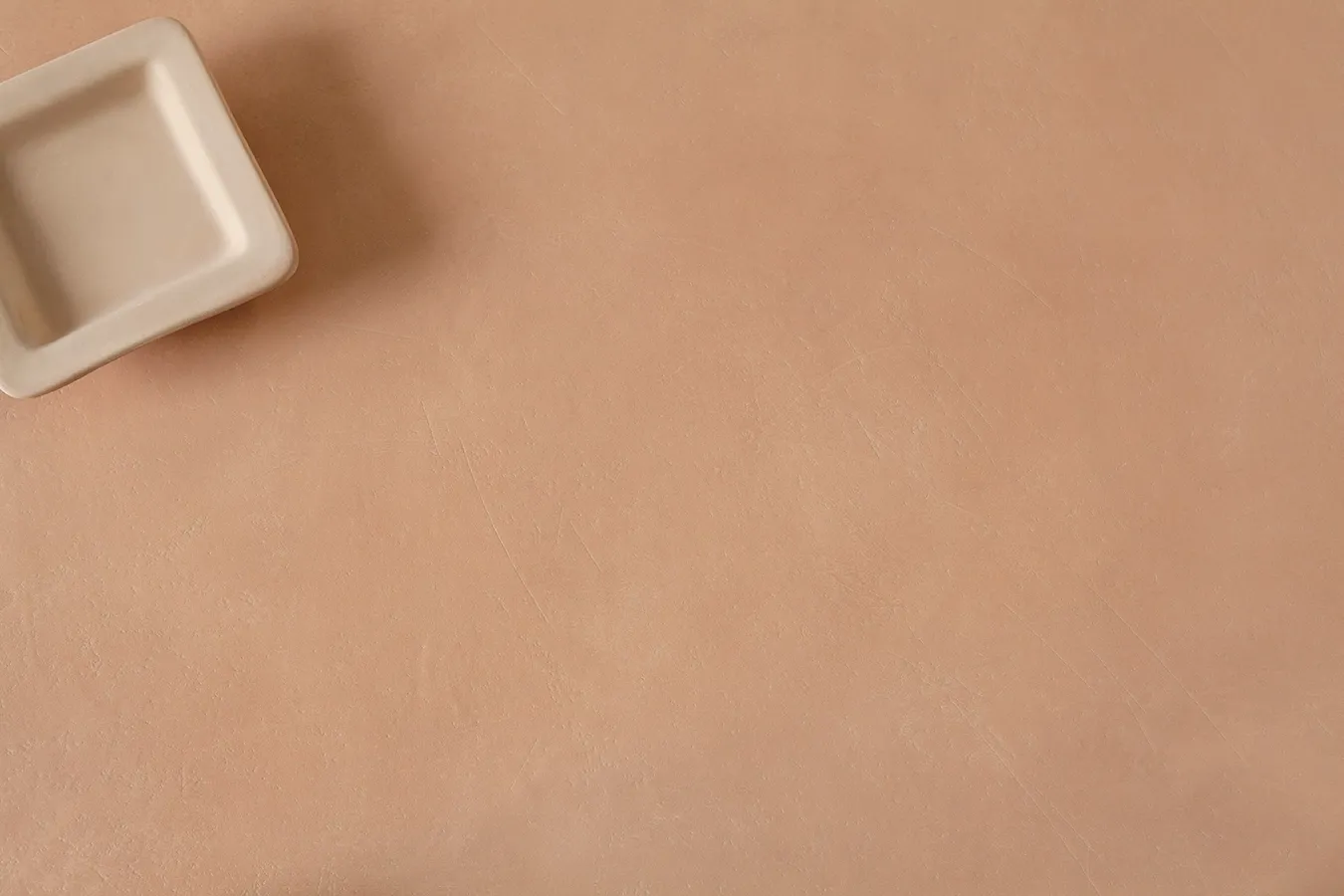 Gros plan d'une surface en grès cérame effet terre cuite avec finition ULTRAmatt mettant en valeur la texture veloutée et antireflet de la surface ultra-mate