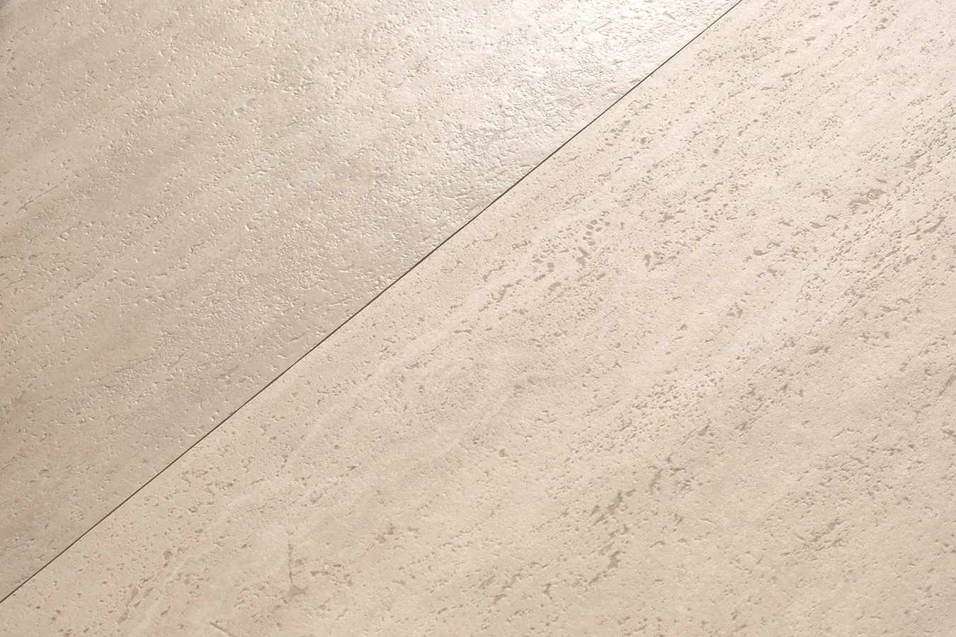 Azulejo de gres porcelánico efecto travertino con acabado sedoso junto a acabado mate para mostrar la diferencia de textura