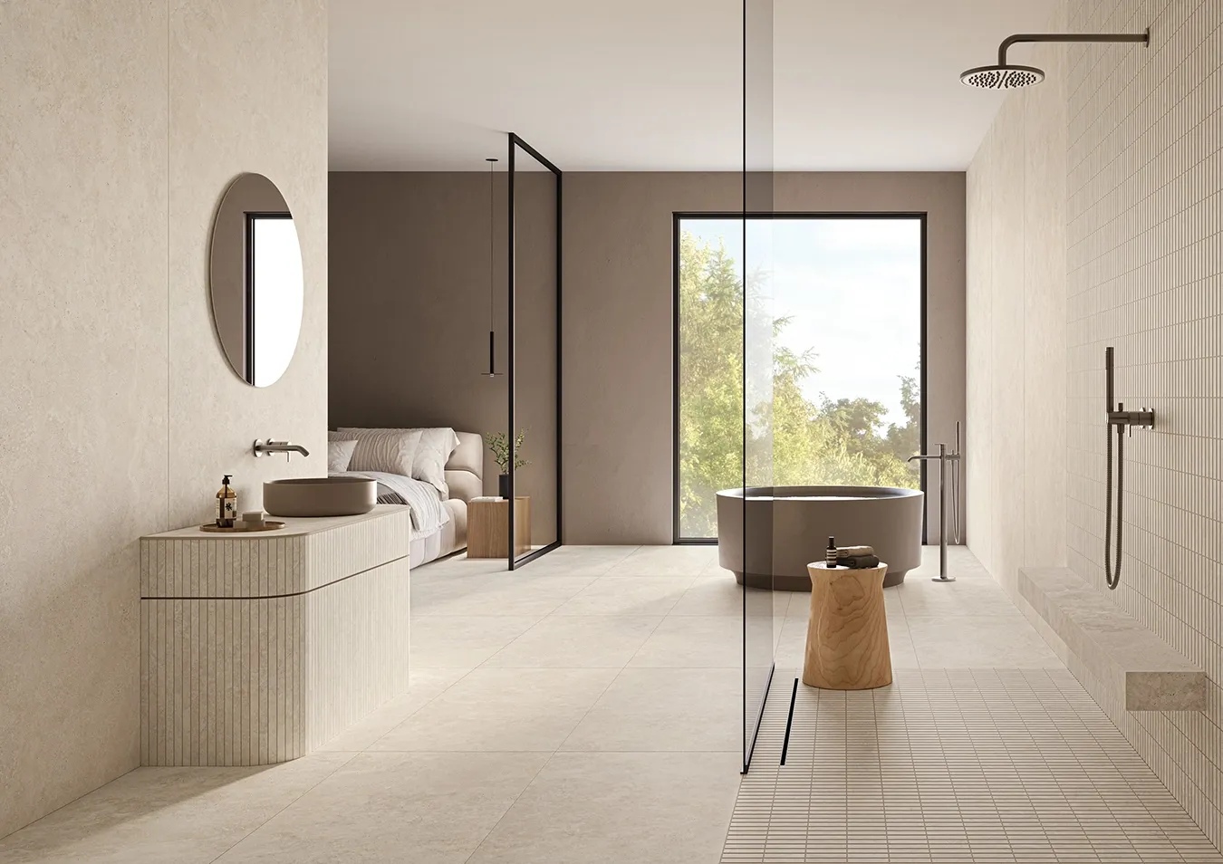 Bagno con grandi lastre in gres porcellanato effetto travertino avorio a fuga minima su pavimento, pareti e doccia
