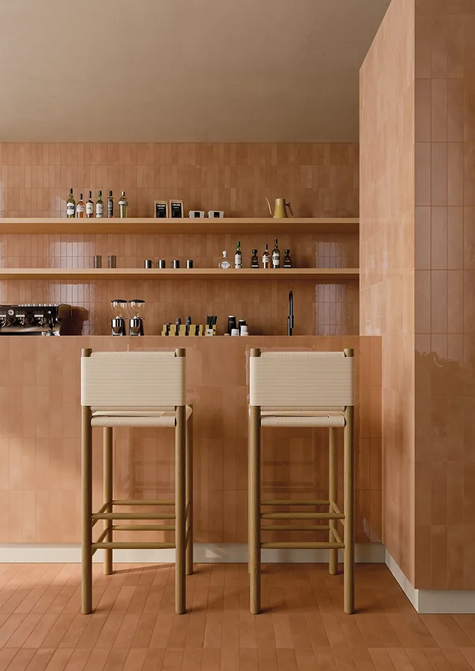 Café-Interieur mit glänzenden Feinsteinzeug-Wandfliesen in warmen Terrakottatönen