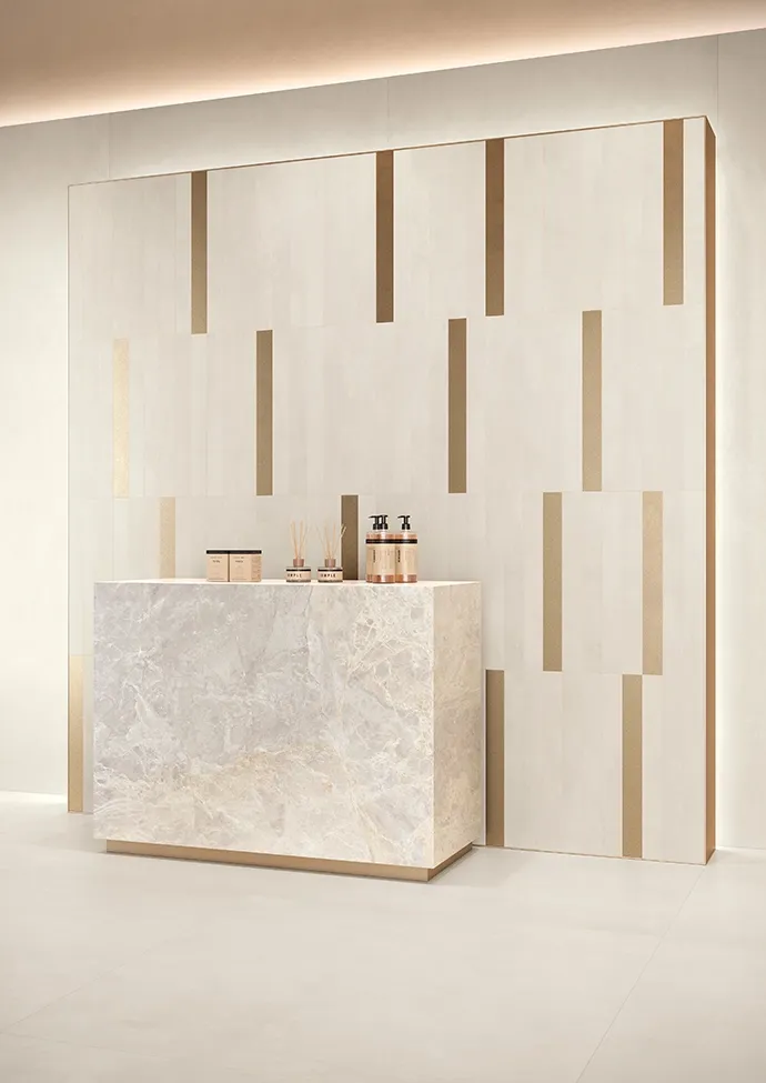 Carrelage du metro posé verticalement avec des accents élégants en grès cérame blanc et or.