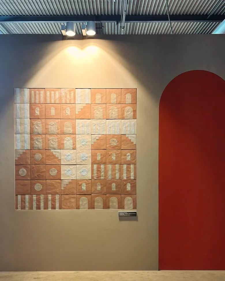 Keramikinstallation auf dem SaloneSatellite mit Fliesen in Terrakottaoptik und historischen Architekturmotiven