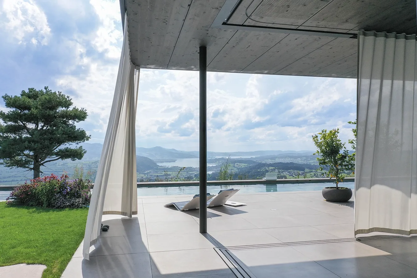 Baldosas de gres porcelánico efecto cemento blanco con acabado R11 instaladas en un deck de piscina residencial