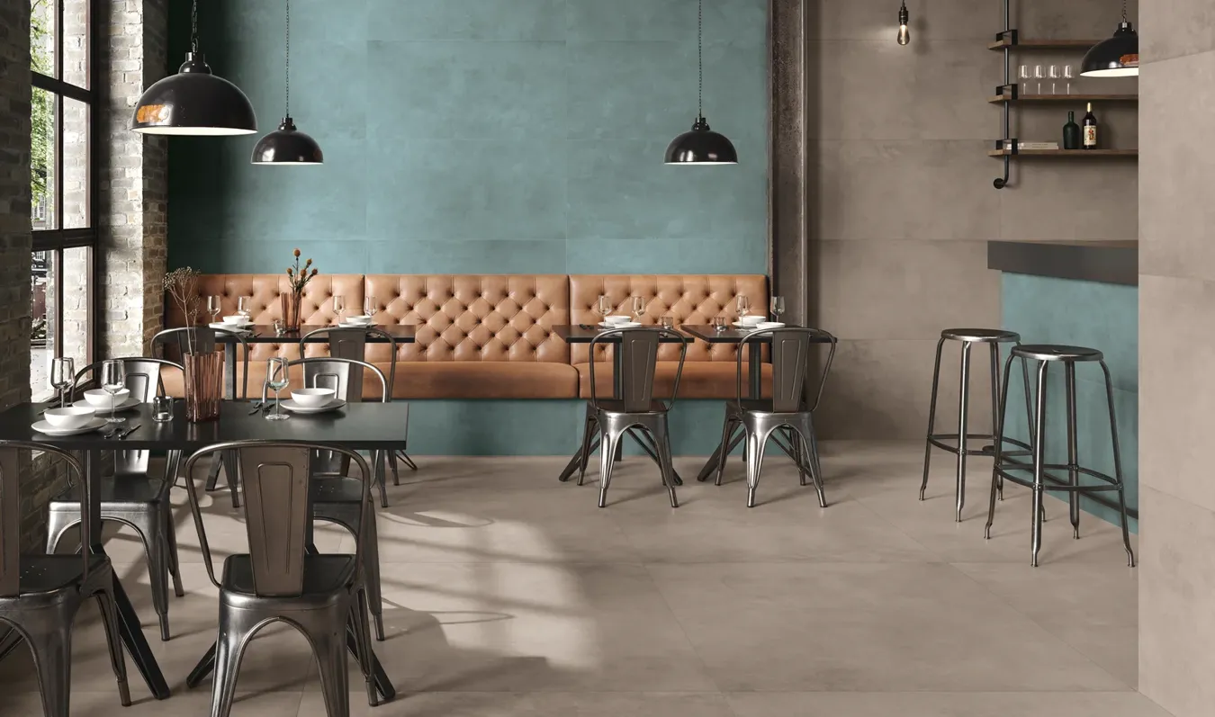 Soggiorno con pavimento in gres effetto marmo.