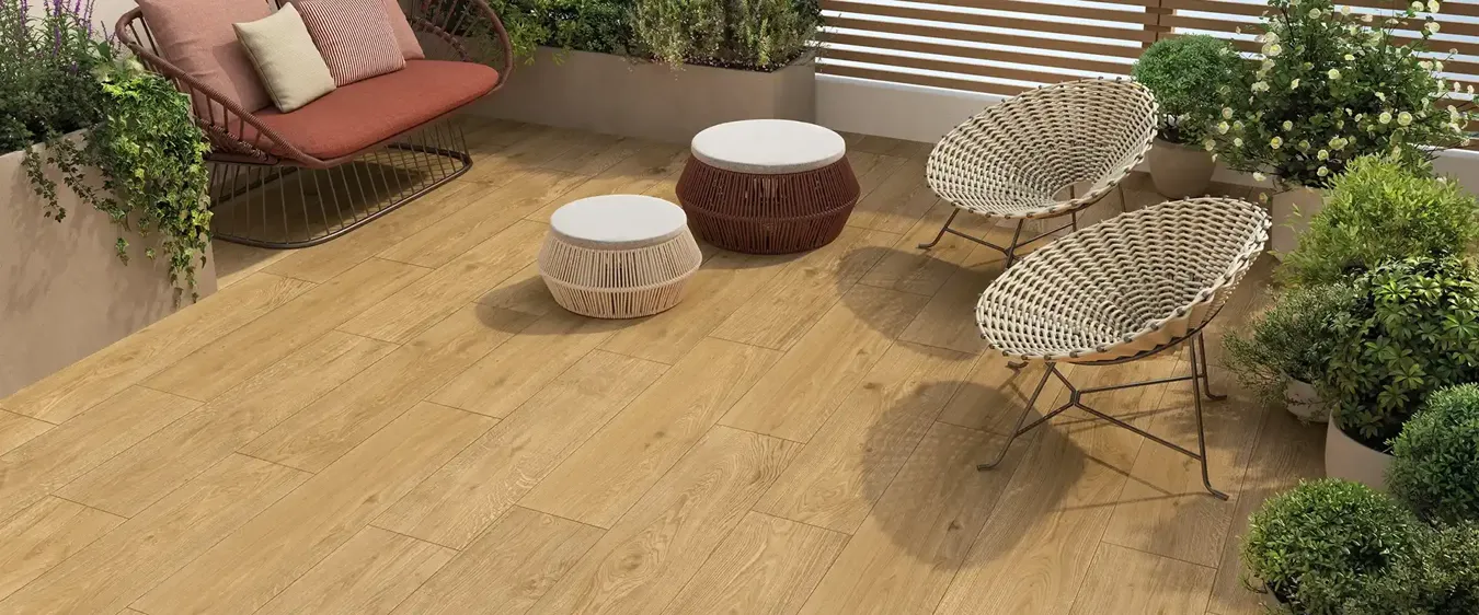 Suelo efecto madera miel para exteriores.