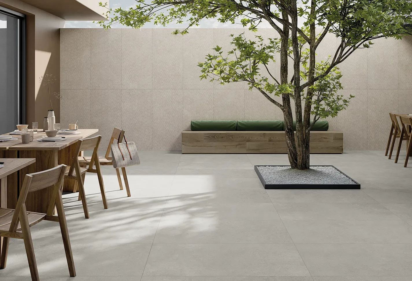 Ambiente esterno con pavimento in gres porcellanato grigio chiaro venato.