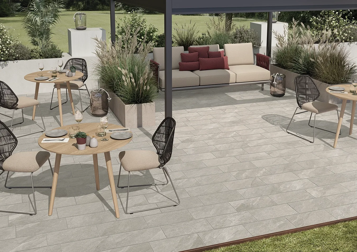 Terrasse avec un sol en grès cérame effet pierre, petit format posé en calepinage à joints décalés, collection Discovery Ardesia Silver