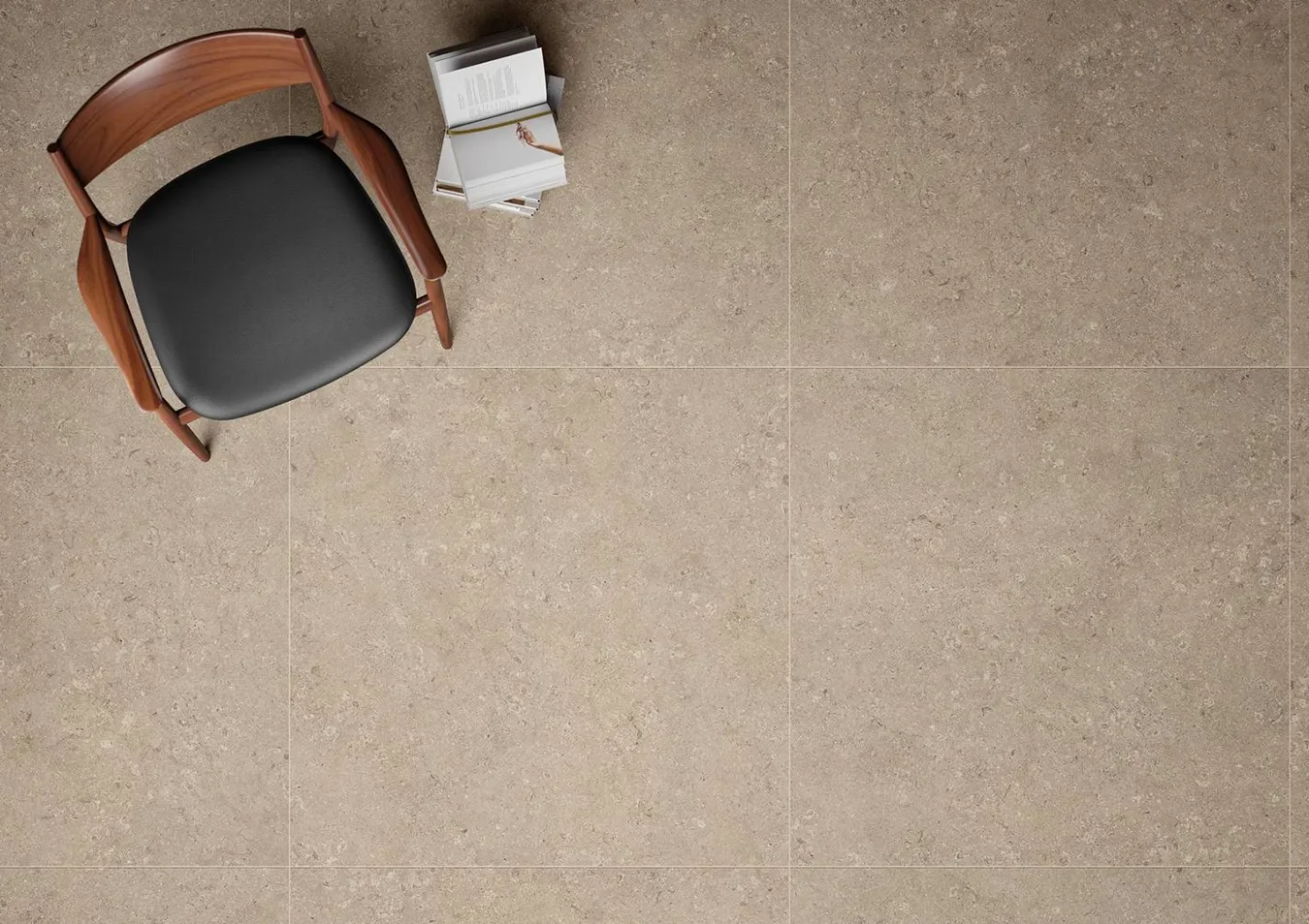 Vue de dessus d'un sol en grès cérame grand format effet pierre calcaire beige au grain fin avec chaise en bois