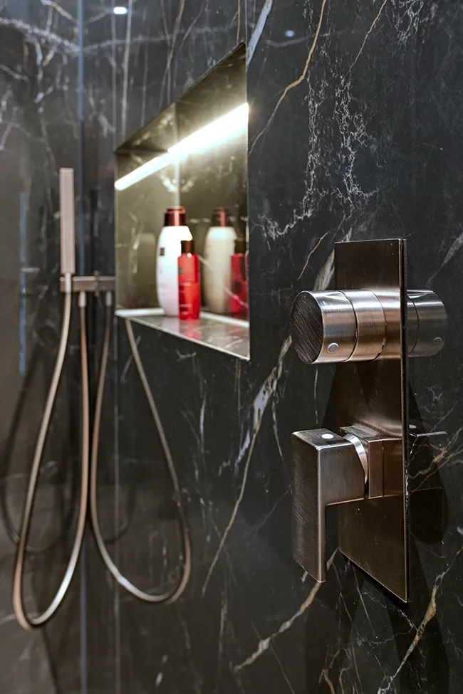 Nicchia doccia con piastrelle in gres porcellanato effetto marmo scuro