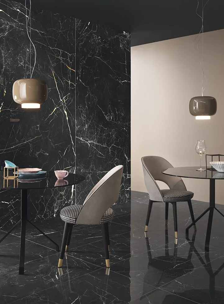 Gres porcellanato lappato effetto marmo nero su parete in un ambiente living contemporaneo