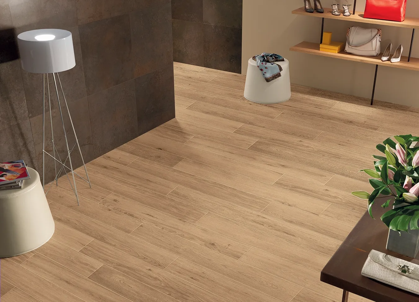 Modernes Wohnzimmer mit Fliesen Holzoptik Feinsteinzeug Dielenformat.