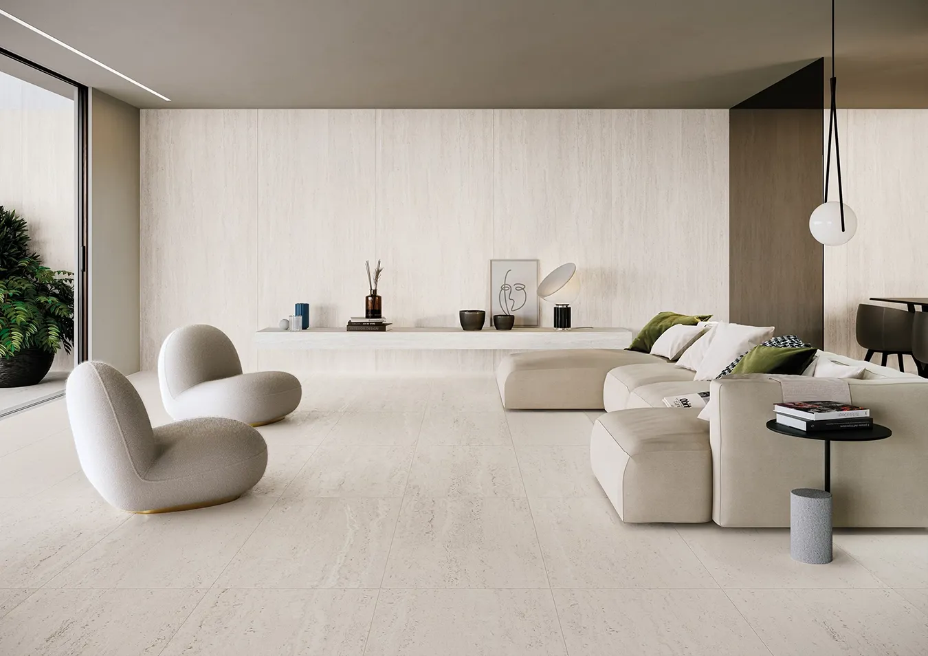 Salon lumineux et minimaliste avec carrelage de sol en grès cérame effet travertin Keope Trevi White dans des tons neutres clairs et mobilier moderne aux lignes courbes