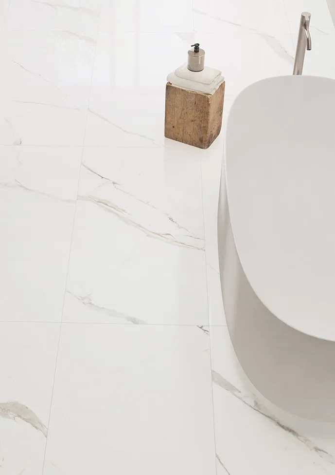 Badezimmerboden mit polierten Marmor-Optik Fliesen und eleganter grauer Maserung