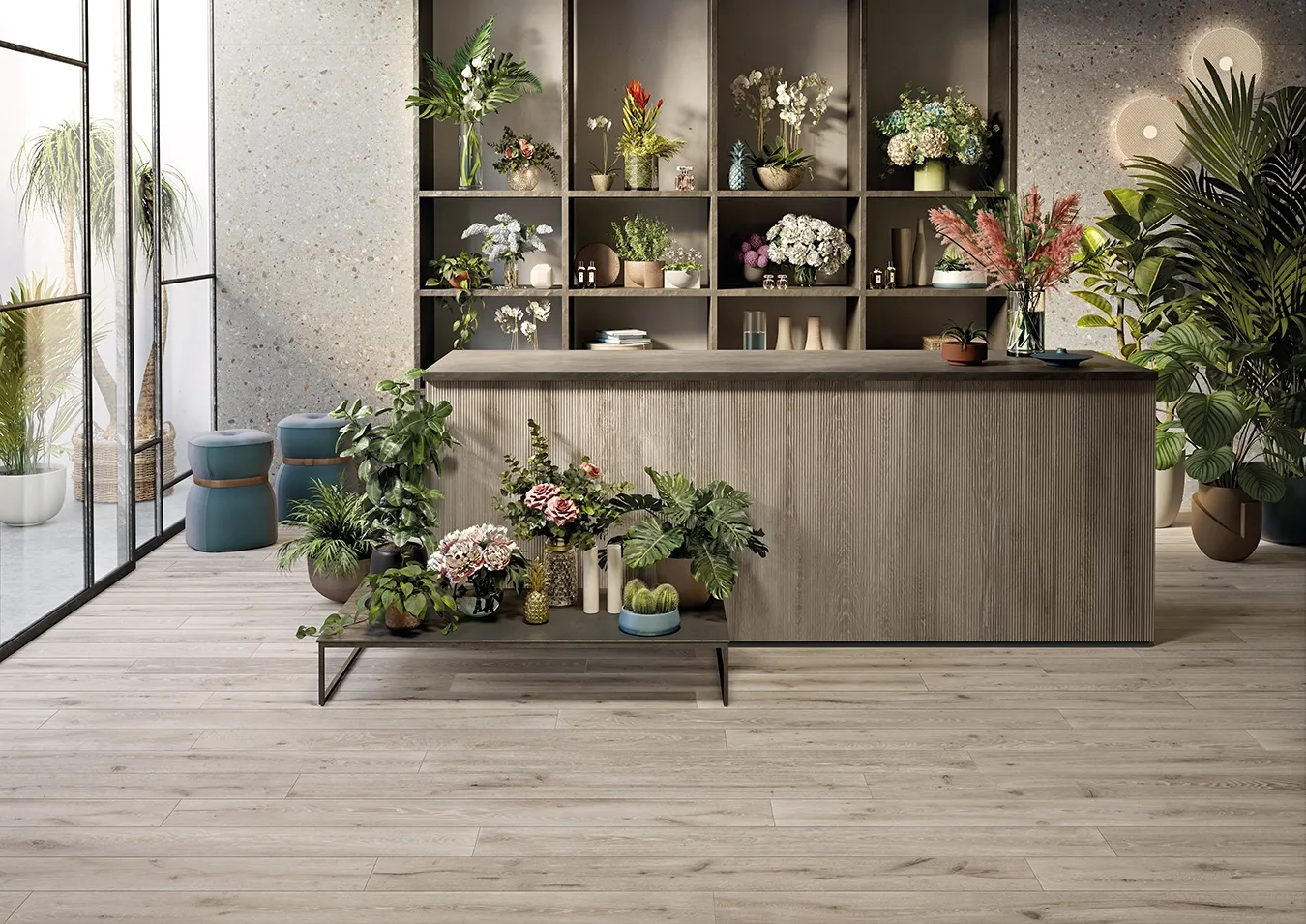 Negozio di fiori con gres porcellanato effetto legno a pavimento e piastrelle effetto terrazzo a parete.