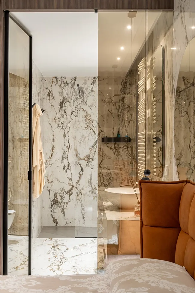 Nicchia doccia con piastrelle in gres porcellanato effetto marmo grande formato coordinate con le pareti del bagno