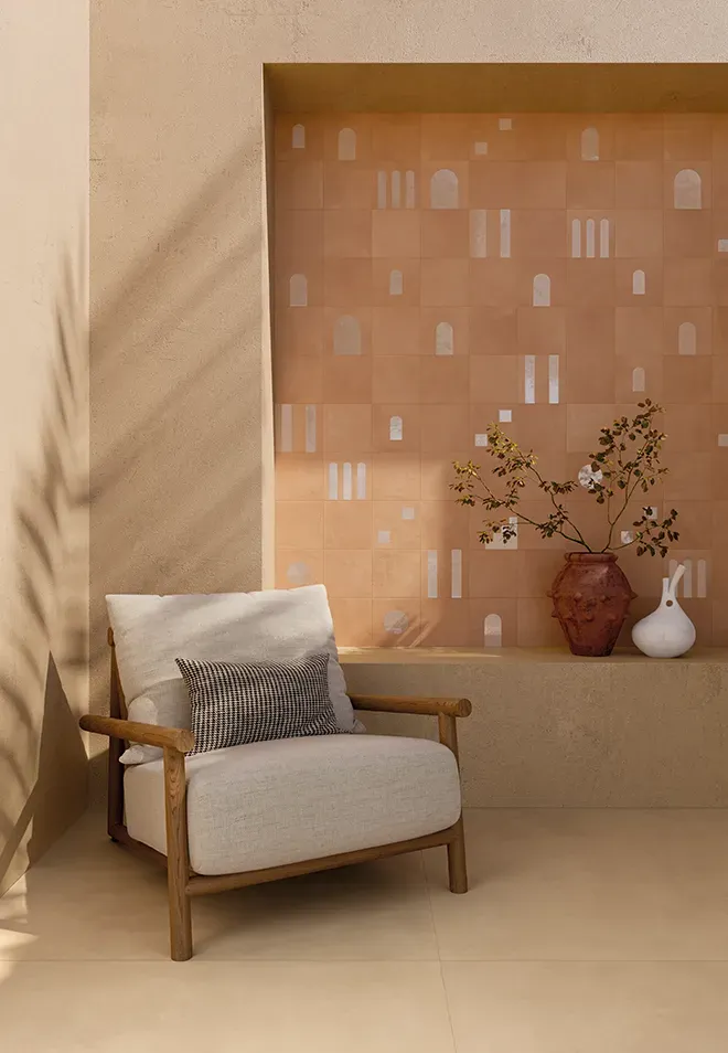 Гостиная с настенным керамогранитом под терракоту с декором в виде арок, льняным креслом и керамическими вазами