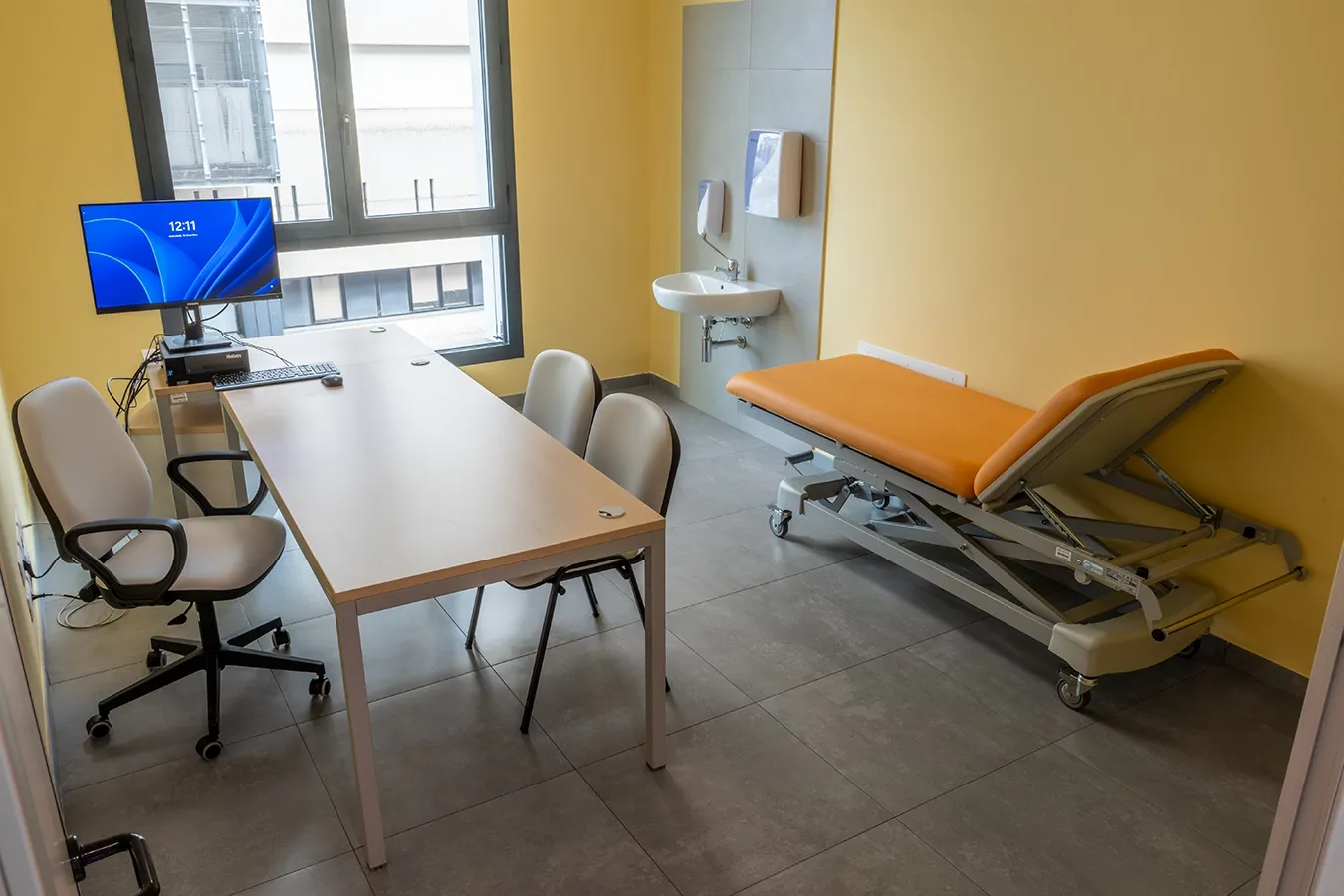 Sol en grès cérame Londale Silver cabinets médicaux Parme