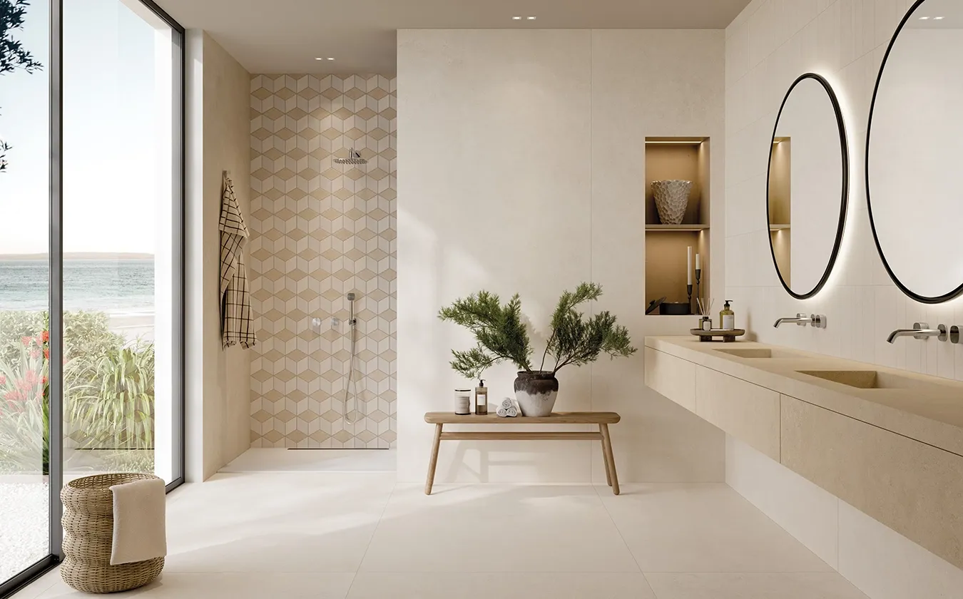 Bagno moderno con piastrelle in gres porcellanato geometriche nella zona doccia e piastrelle di grande formato in tonalità neutre.