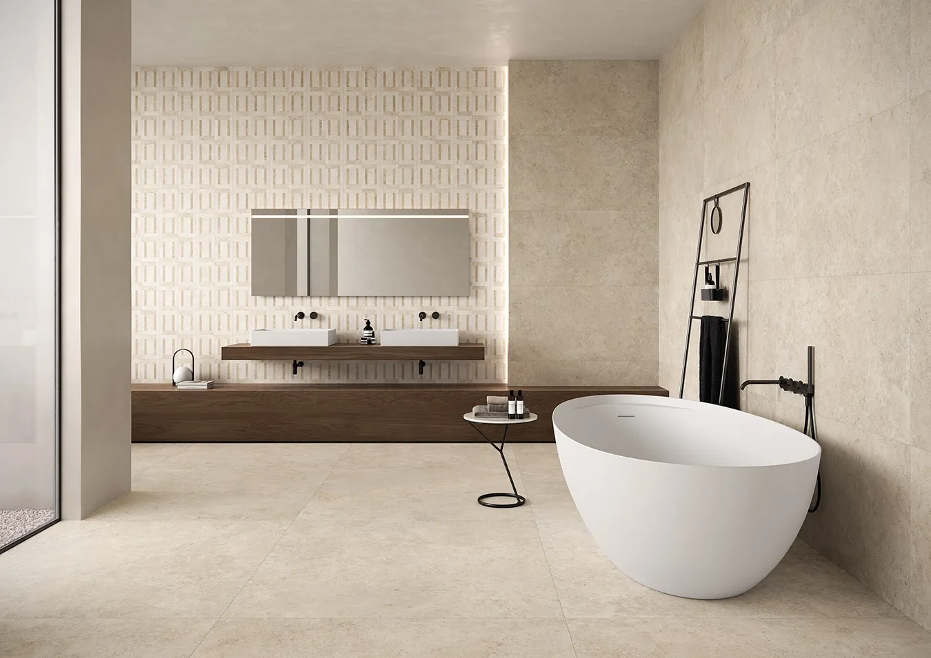 Carrelage en grès cérame effet pierre calcaire ivoire au sol et aux murs d'une salle de bain avec baignoire îlot et mur décoratif