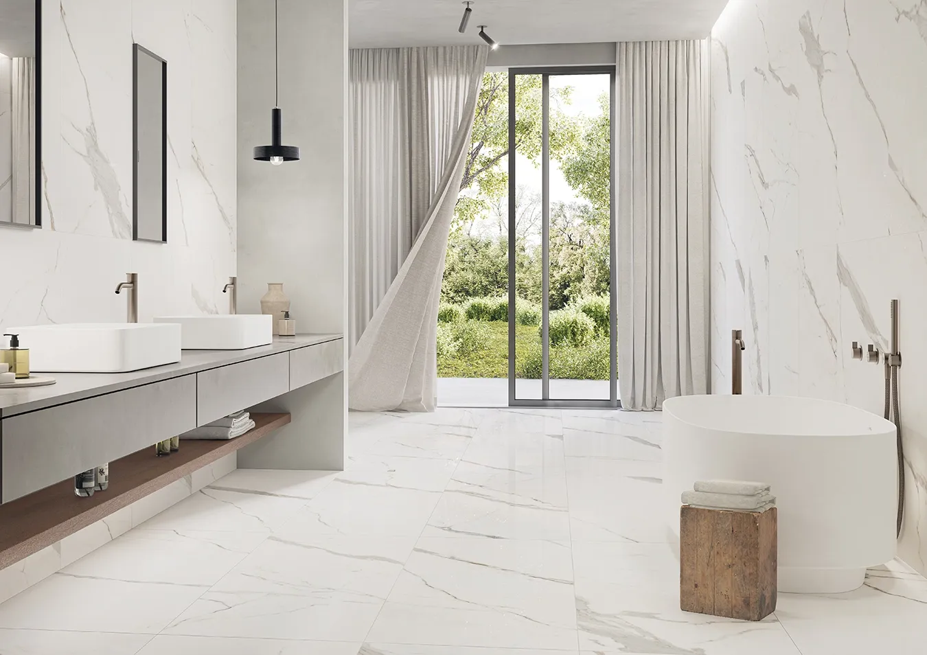 Baño de lujo con azulejos imitación mármol blanco en suelos y paredes.
