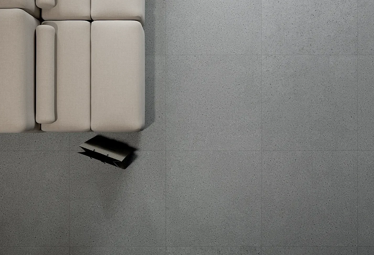 Ristorante con pavimento in gres porcellanato grigio scuro.